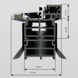 <strong>Standard door</strong> – Thickness 82 mm – Hinge visible <br><strong>Energy-saving door (passive)</strong>– Thickness 100 mm – retractable hinge